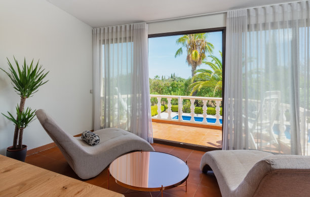 从客厅的豪华景观与柔软的躺椅放松，到露台与一个游泳池和一个花园棕榈树。图片下载