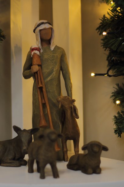 牧羊人与动物雕像图片下载