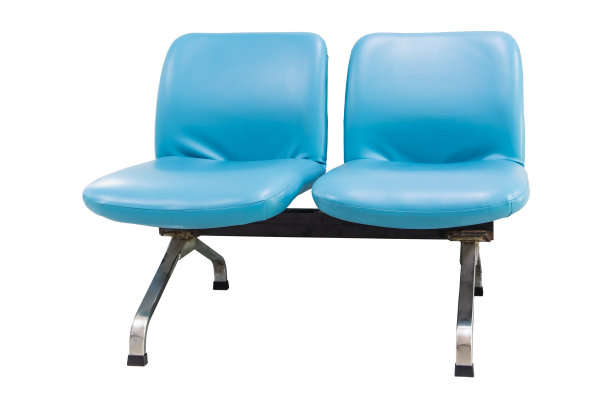 两把蓝色的椅子单独放在白色的背景上图片下载