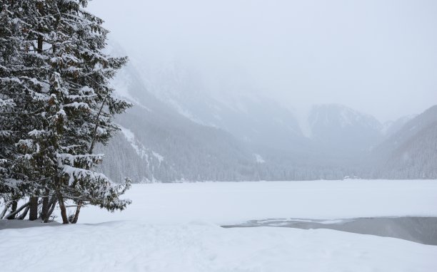 湖上下雪了图片下载