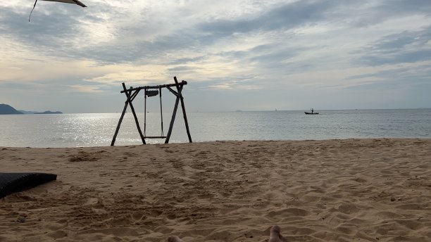 海滩上摇摆图片下载