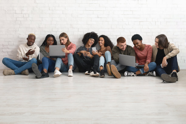 有创造力的学生，多种族的男人和女人在项目中工作图片下载