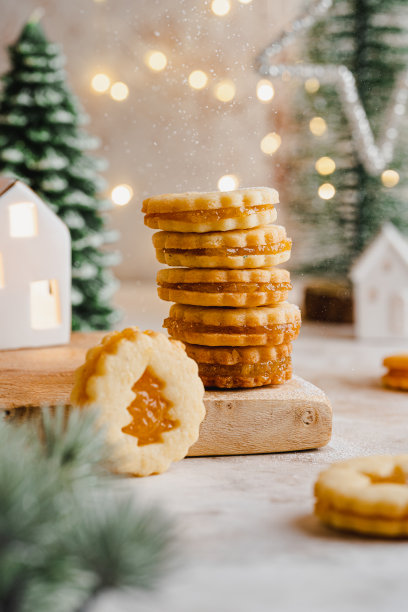 自制面包店做圣诞饼干，特写。为圣诞老人烹饪新年大餐。自制烘焙，圣诞甜蜜，冬季假期概念图片下载