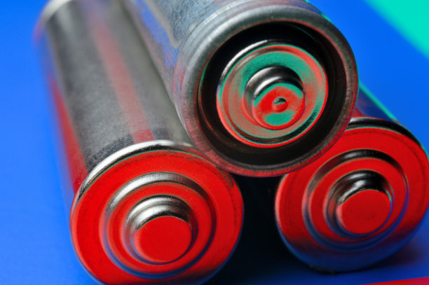 在蓝色背景上有三个漂亮的发光手指型电池。特写镜头图片下载