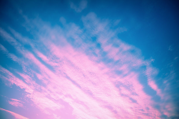 日落时多彩的多云天空。渐变颜色。天空纹理，抽象自然背景图片下载