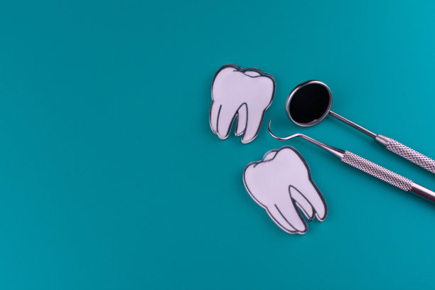 牙科器械和日历。去看牙医的概念。图片下载