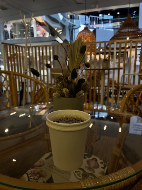 咖啡用一次性杯子放在咖啡桌上图片下载