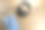 木桌上放着无线耳机和笔记本。从上到下俯瞰大的黑色耳机与钢笔和笔记本图片下载