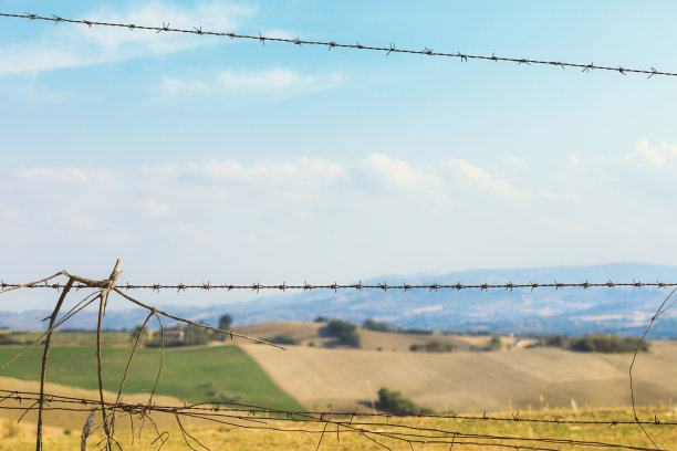 带铁丝网的篱笆，乡村景色图片下载