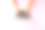 女性的手使用笔记本电脑在粉红色的背景和copyspace。办公桌面。俯视图图片下载