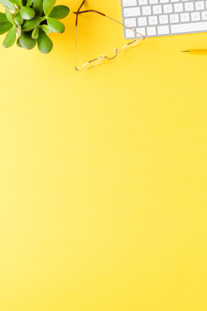 女性工作场所的头顶照片。办公室桌面图片下载