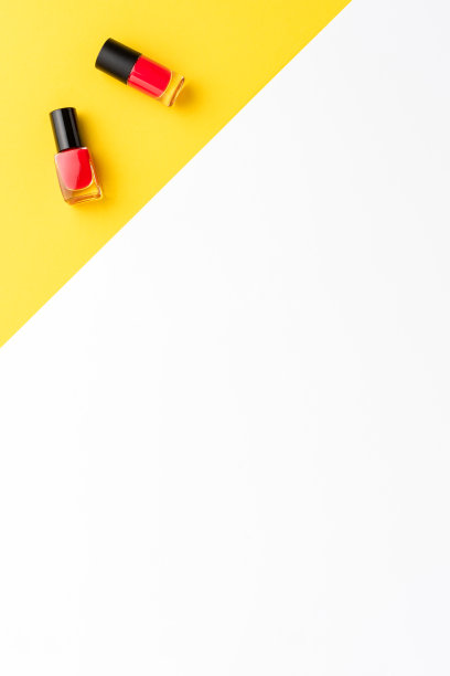 女人的化妆品-红色指甲油的背景与copyspace。平躺图片下载