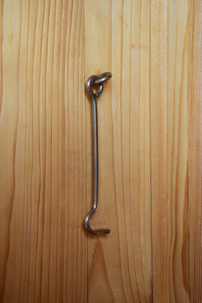 门的木板上有一个铁钩。木头的纹理清晰可见图片下载