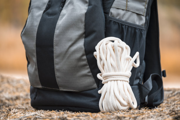 在森林里用背包熏绳子。登山设备。图片下载