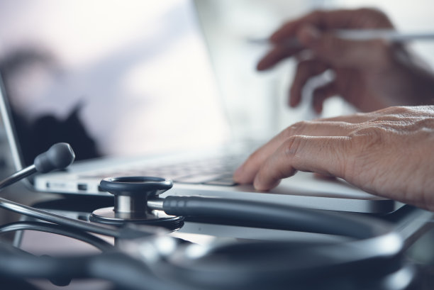 医生在笔记本电脑上工作图片下载