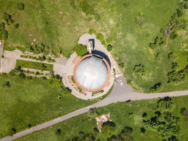 在比乌拉坎市天文台的鸟瞰图，亚美尼亚。位于阿拉加特古火山的山坡上图片下载