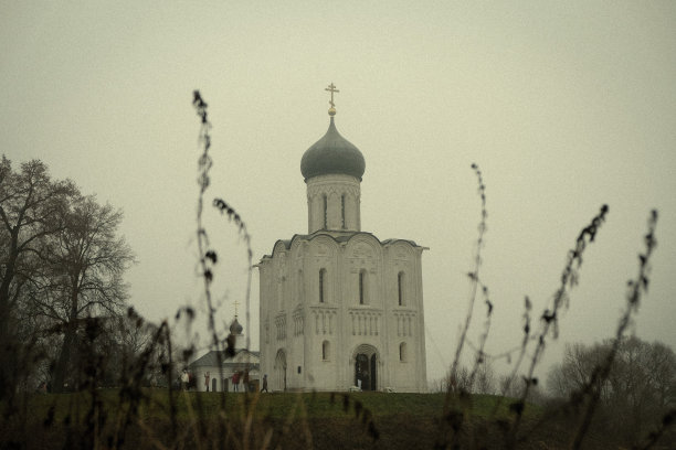 晴空下教堂的低角度视图图片下载