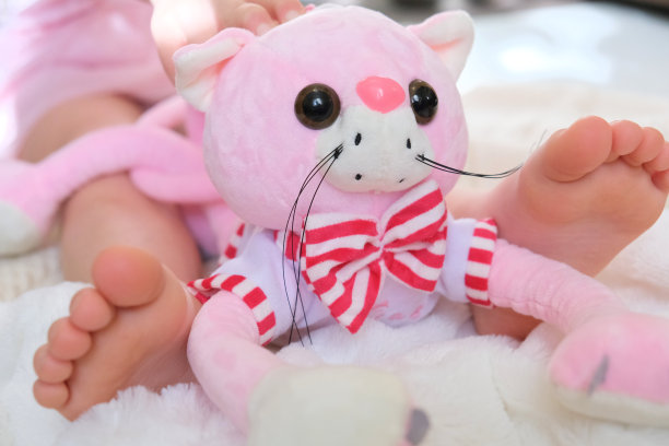 光着脚，拿着玩具放松。懒惰的节日的概念图片下载