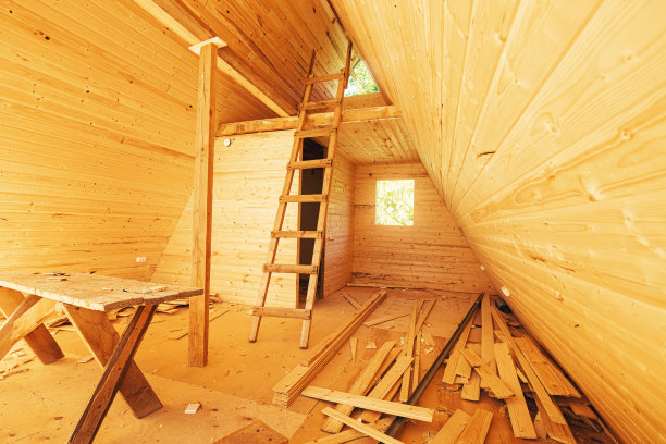 用木板建造或修理的木屋。建筑材料的价格和阁楼的概念图片下载