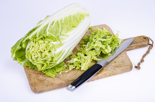 新鲜的绿色大白菜切在木板上。工作室的照片图片下载