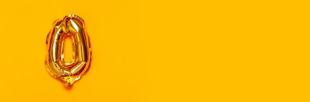 黄色背景上的零号金色气球图片下载