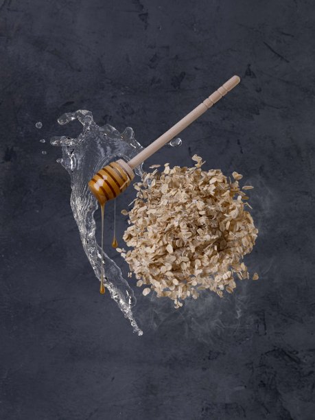 漂浮燕麦片与蜂蜜和水。悬浮的食物。概念图片下载