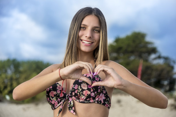 女孩们在海滩上放松图片下载