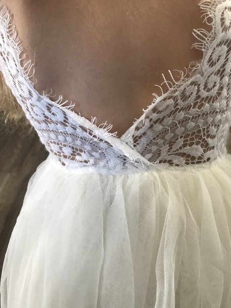 可爱女孩的白色连衣裙图片下载