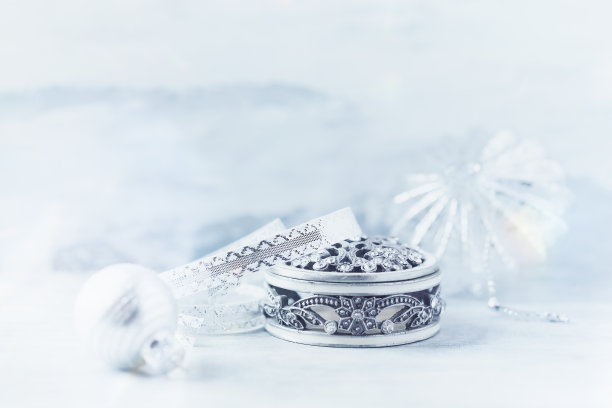 简单的圣诞装饰。明亮的木制背景。关闭了。图片下载