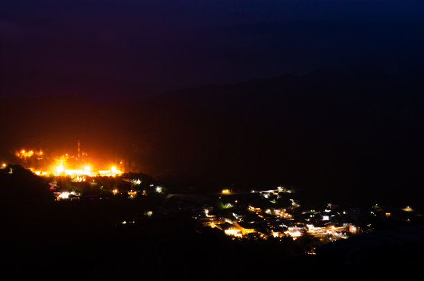 山谷中一个小村庄的景色图片下载