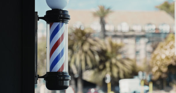 理发店外旋转的理发杆图片下载