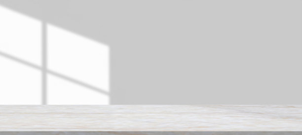 大理石桌子与窗户阴影下降在白色墙壁的背景为模型产品展示图片下载