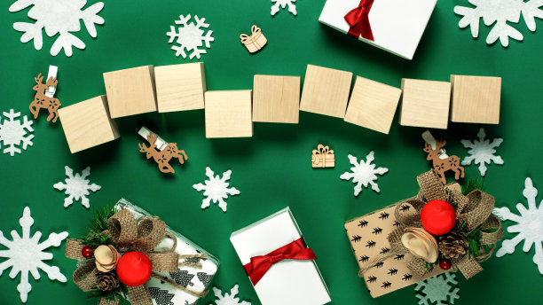 圣诞装饰和五个木制立方体题字或文字绿色背景。图片下载