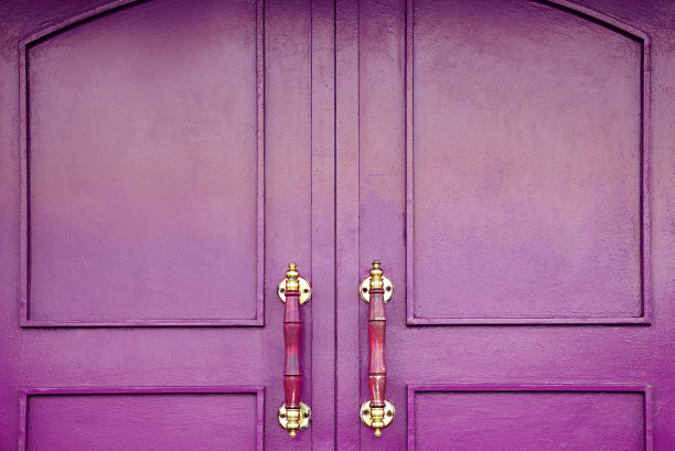 关闭的紫罗兰门的特写。老紫门。前门的入学。图片下载