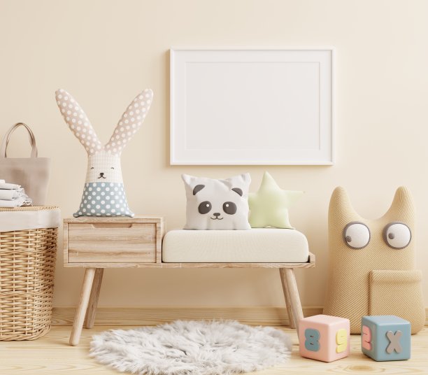 模型框架海报在孩子的房间，卧室内部墙上白色的背景。图片下载