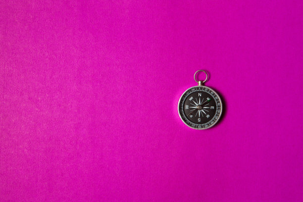 紫色背景的指南针。概念标志符号。图片下载