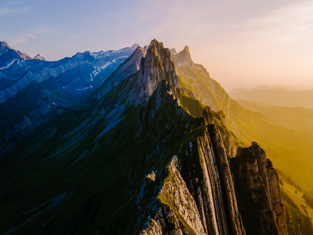 瑞士阿彭策尔阿尔卑斯山脉内rhoden，瑞士阿彭策尔山脉雄伟的舍弗勒峰的一个陡峭的山脊图片下载