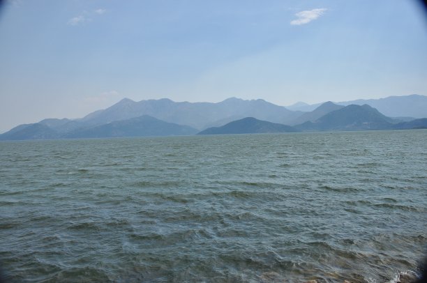 黑山的斯卡达尔湖。开阔的湖面上有丰富的自然景观和山脉。游船在湖上游弋。“n图片下载