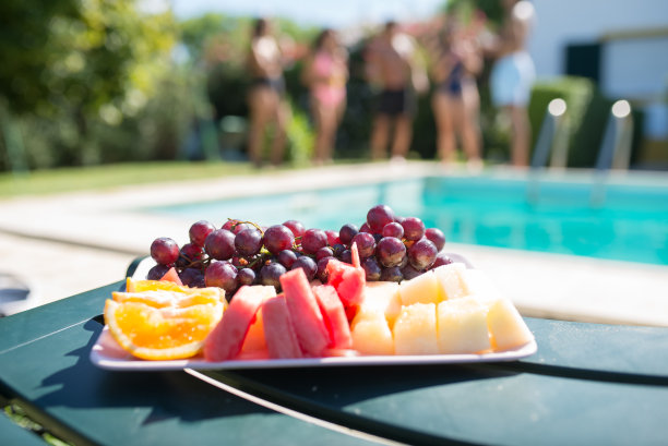 游泳池附近的水果盘图片下载