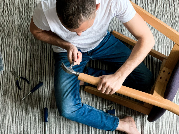 男人修理椅子图片下载