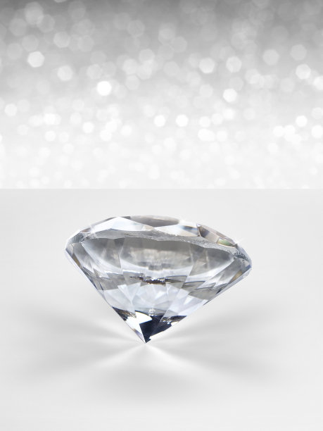 耀眼的钻石在白色闪光的散焦背景。选择最佳钻石宝石设计的概念图片下载