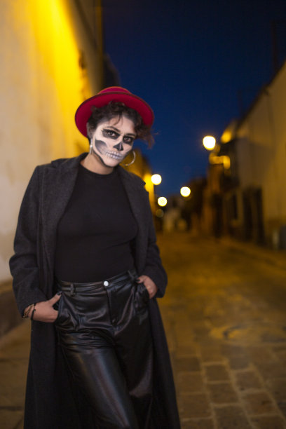 化妆成骷髅的女人在街上图片下载