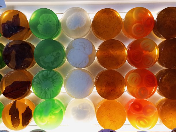 手工制作的彩色肥皂条在土耳其伊斯坦布尔展出图片下载