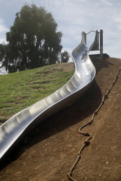 西班牙加利西亚，儿童游乐场，金属曲线雪橇。图片下载