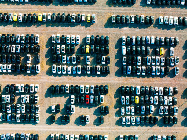 鸟瞰图的汽车停放在停车场。新车经销商库存进出口业务全球商业，汽车及汽车行业全球物流运输。图片下载