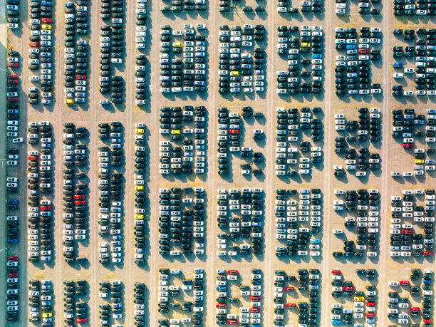 鸟瞰图的汽车停放在停车场。新车经销商库存进出口业务全球商业，汽车及汽车行业全球物流运输。图片下载
