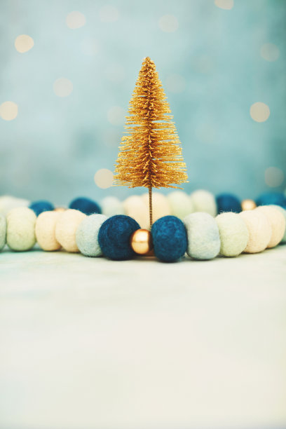 圣诞背景与蓝色和金色毡装饰和闪光的金色圣诞树。蓝色背景与文字空间图片下载