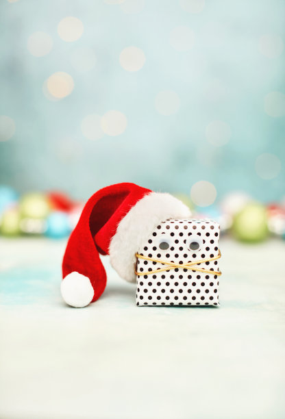 圣诞背景与可爱的礼盒戴圣诞帽和Googly眼睛图片下载
