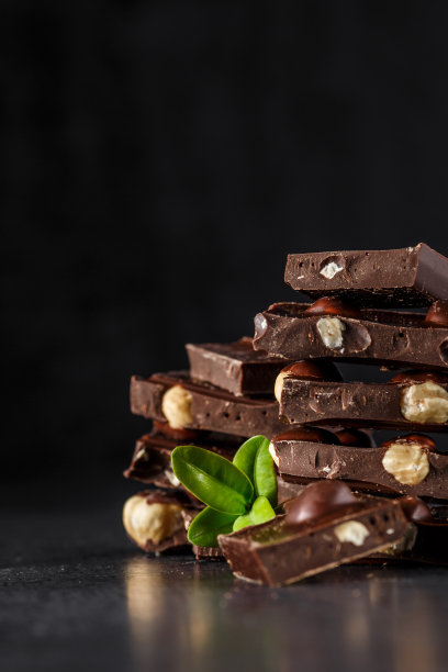 巧克力片加薄荷叶。榛子杏仁奶和黑巧克力块塔。甜食照片概念。碎巧克力块图片下载