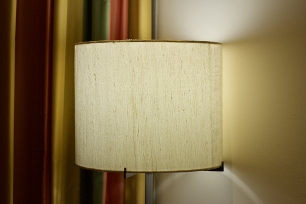 一盏纸做的旧灯在有彩色窗帘的房间里发光，在室内设计或居住概念下，有空白的文本复制空间图片下载